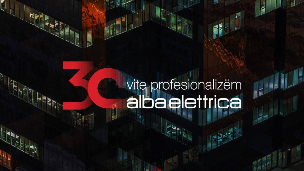 Logotip povodom 30 godina kompanije Alba Elettrica iznad poslovne zgrade noću